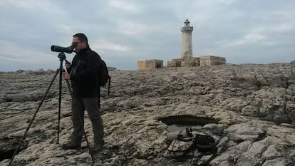 El ornit&oacute;logo Jos&eacute; Luis Copete, en Sicilia, observando aves. 