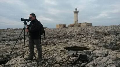 El ornitólogo José Luis Copete, en Sicilia, observando aves.