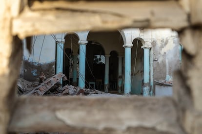 Vivienda en Massawa destruida. Esta fue la principal ciudad portuaria de Eritrea, pero ahora está parcialmente destruida y casi desierta, sobre todo a causa de los duros enfrentamientos durante la guerra de independencia, antes de su liberación en febrero de 1990. La contienda provocó muchos muertos y graves daños a la ciudad, algo que dejó a la población con pocas esperanzas de encontrar posibilidades de prosperar en este lugar. Por eso, muchos emigran a la capital, Asmara, en busca de una vida mejor.