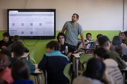 Una pantalla digital en un aula del instituto escuela Feixes, de Terrassa.