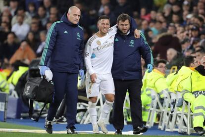 El delantero del Real Madrid Hazard se retira lesionado del partido.