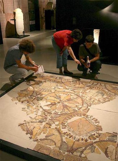 Varios fragmentos de un mosaico expuestos en la muestra 'Tarraco Pedra a Pedra'