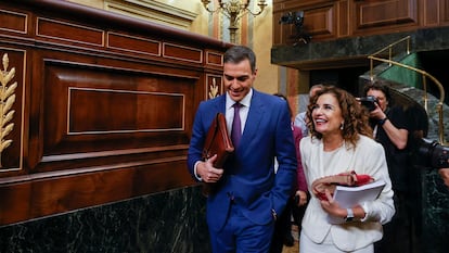 El presidente del Gobierno, Pedro Sánchez, y la ministra de Hacienda, María Jesús Montero