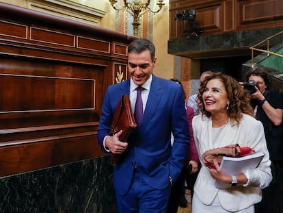 El presidente del Gobierno, Pedro Sánchez, y la vicepresidenta primera y ministra de Hacienda, María Jesús Montero.