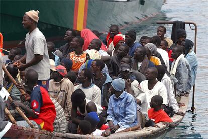 El cayuco con 100 inmigrantes, cinco de ellos menores, que ha llegado hoy al sur de Tenerife.