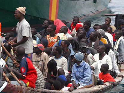 El cayuco con 100 inmigrantes, cinco de ellos menores, que ha llegado hoy al sur de Tenerife.