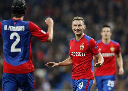 Chalov celebra el primer gol del partido junto a Mário Fernandes.