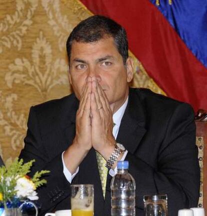 Correa, durante las declaraciones a un reducido número de periodistas en su palacio presidencial