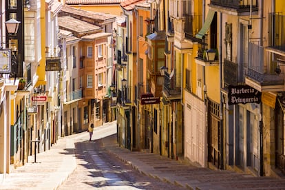 Vista de la empinada calle Balborraz, en la ciudad de Zamora. 