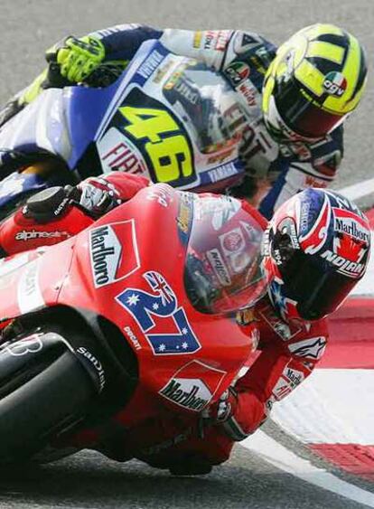 Casey Stoner, por delante de Valentino Rossi en la carrera de MotoGP.