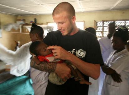 Fotografía de David Turnley que muestra al futbolista con un bebé durante la visita que realizó a Sierra Leona, la imagen ha sido elegida por el centrocampista para la campaña que Unicef y la World Photography Organisation.