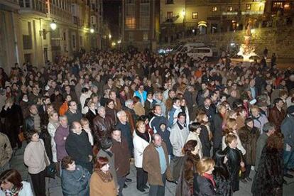 Cientos de personas siguieron junto a la puerta principal de la catedral de Burgos el funeral por los ocho trabajadores fallecidos por el accidente.