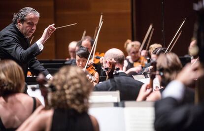 Juanjo Mena dirige a la BBC Philharmonic, el pasado viernes en el Kursaal de San Sebastián.