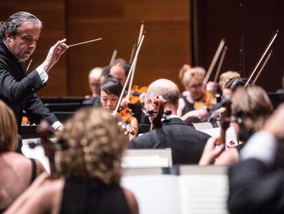 Juanjo Mena dirige a la BBC Philharmonic, el pasado viernes en el Kursaal de San Sebastián.