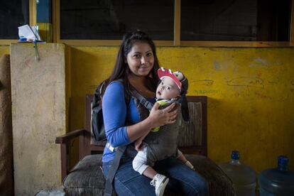 Regina, de 26 años acude a por una despensa gratuita. Regina es madre soltera de un niño de ovho años, y de Kalen, un niño de un año y cinco meses con síndrome de Down. Su esposo se fue al año de tener al niño. Ciudad de México