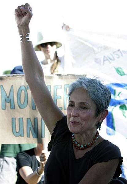 La cantante Joan Baez participa en una protesta frente al rancho de Bush.