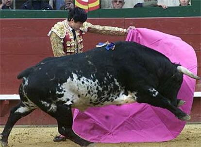 Un lance de Manuel Caballero al segundo toro de la tarde.