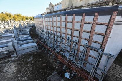 Las nuevas lonas que ha puesto el Ayuntamiento en unos nichos que van a arreglar en La Almudena.