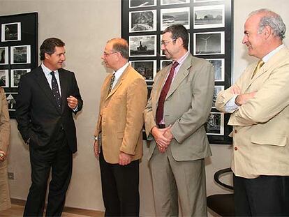 José Manuel Entrecanales, de oscuro, con Yolanda Herran, Carlo Montemagno, Carlos Itoiz y Esteban Morrás.