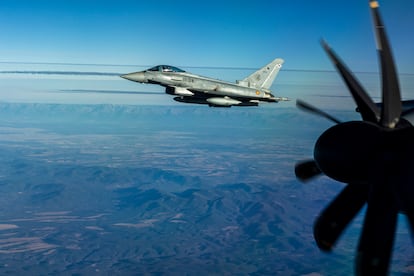 Un caza del Ejército de Aire, fotografiado ayer desde un Airbus A400M que volaba desde la base de Torrejón a la de Morón.