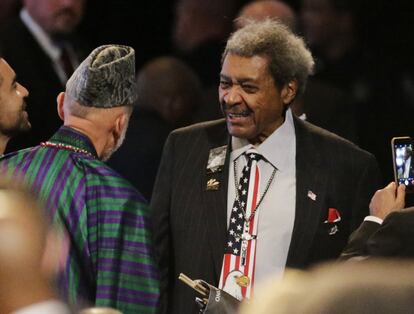 Hamid Karzai habla con el promotor Don King. 