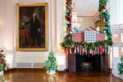 Adornos navideños en la Sala Este, destinada a eventos y recepciones, este lunes.