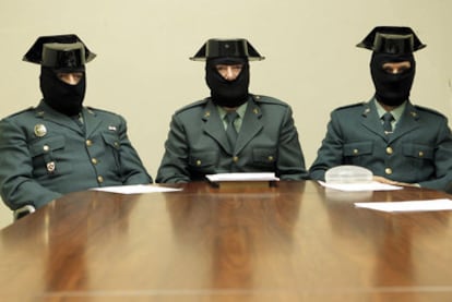 Tres agentes de la AUGC denunciaron ayer encapuchados la "represión" del Gobierno.