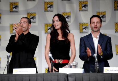 Los actores John Bernthal, Sarah Wayne Callies y Andrew Lincoln, en la presentación en la Comic-Con de San Diego de la segunda temporada de 'The walking dead.