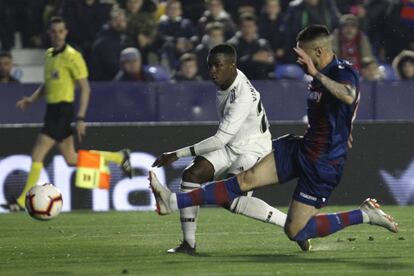 Vinicius Junior (izquierda) intenta tirar a puerta durante el encuentro contra el Levante, en Valencia.