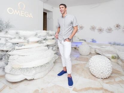 O fundo marinho fora da água. Assim é a Omega House, onde corais e plantas sub-aquáticas acompanharam Michael Phelps na entrevista coletiva após sua última vitória no Rio 2016.