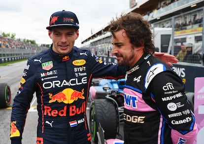 Max Verstappen felicita a Fernando Alonso tras la clasificación.