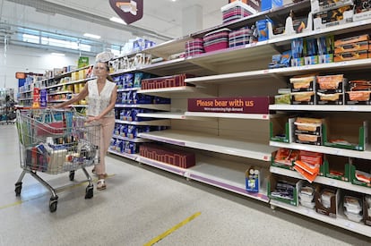 Estantes vazias num supermercado de Nine Elms, na zona sul de Londres (Reino Unido), em 22 de julho.
