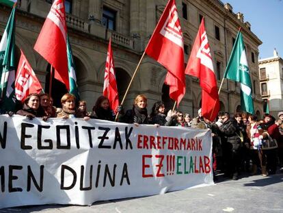 Un momento de la manifestación de protesta por la situación de los trabajadores de residencias, celabrada en San Sebastián.