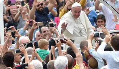 El Papa saluda a los fieles, este mi&eacute;rcoles en la plaza de San Pedro del Vaticano.