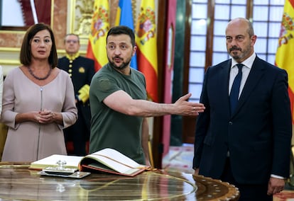 El presidente de Ucrania, Volodímir Zelenski, junto a la presidenta del Congreso, Francina Armengol; y el presidente del Senado, Pedro Rollán; este lunes por la tarde en el Congreso.
