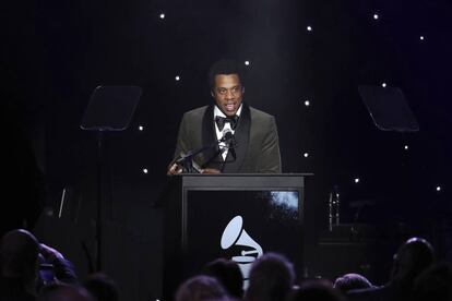Jay- Z habla durante la ceremonia de ayer sábado previa a los Grammy que honró a los iconos de la industria discográfica.