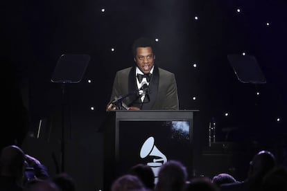 Jay-Z fala durante a cerimônia prévia ao Grammy que homenageou ícones da indústria fonográfica, neste sábado.