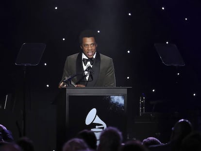 Jay-Z fala durante a cerimônia prévia ao Grammy que homenageou ícones da indústria fonográfica, neste sábado.