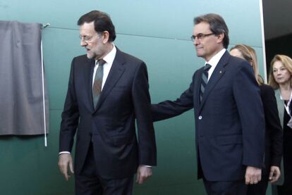 Mariano Rajoy junto a Artur Mas, en la estación de Figueres-Vilafant, momentos antes de descubrir la placa conmemorativa del acto.