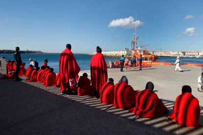 Inmigrantes rescatados por Salvamento Mar&iacute;timo, en el puerto de Tarifa (C&aacute;diz).  