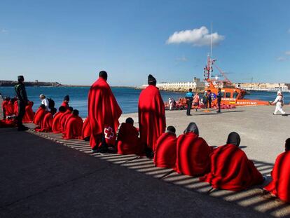 Inmigrantes rescatados por Salvamento Mar&iacute;timo, en el puerto de Tarifa (C&aacute;diz).  