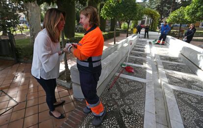 Susana Díaz habla con una trabajadora de la localidad granadina de Albolote, el 16 de noviembre de 2018.