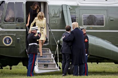 El presidente de los Estados Unidos, Donald Trump (d) y Emmanuel Macron (2d) esperan a Melania Trump (i, atrás) y Brigitte Macron (2-i) a su llegada a la mansión de George Washington en Mount Vernon, Virgina (EE.UU.), el 23 de abril de 2018."La visita de Estado es una prueba para el método Macron”, dijo, en vísperas del viaje, Alexandra de Hoop Scheffer, directora en París del laboratorio de ideas German Marshall Fund of the United States. “El primer año de la muy disruptiva presidencia de EE UU ha sido sorprendentemente poco disruptivo para las relaciones bilaterales franco-americanas”.