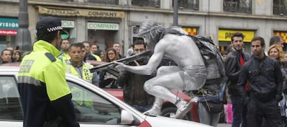 El actor Hugo Silva, caracterizado de estatua humana ayer en la Puerta del Sol, en el rodaje de &#039;Las brujas de Zugarramurdi&#039;.