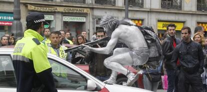 El actor Hugo Silva, caracterizado de estatua humana ayer en la Puerta del Sol, en el rodaje de &#039;Las brujas de Zugarramurdi&#039;.