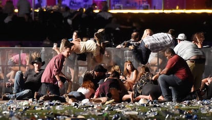 Decenas de personas tratan de esconderse de los disparos durante el concierto en Las Vegas.