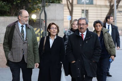 Desde la izquierda, Álvaro Cuesta Martínez, María Concepción Sáez y Rafael Mozo, a su salida del pleno del Consejo General del Poder Judicial, en 2022.
 