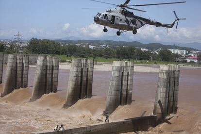 Un helicóptero de la Fuerza Aérea de la India rescata a los pescadores que quedaron atrapados en las aguas del río Tawi en Jammu, India. Los niveles de agua en muchos ríos en el norte de la India han aumentado después de fuertes lluvias monzónicas.