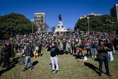 
Miles de personas llegaron al centro de Buenos Aires para presenciar el desfile.
