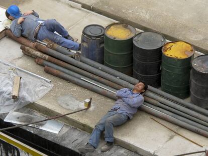 Dos trabajadores toman un descanso antes de volver al trabajo.